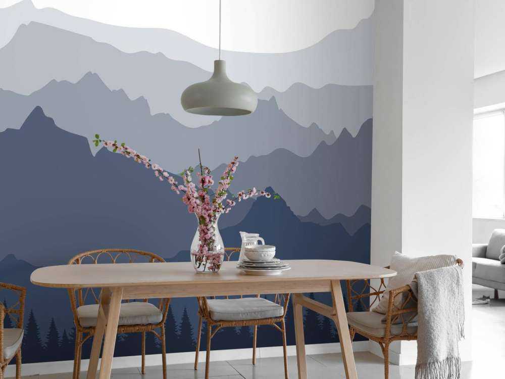 Donkere bergen met sparrenbos