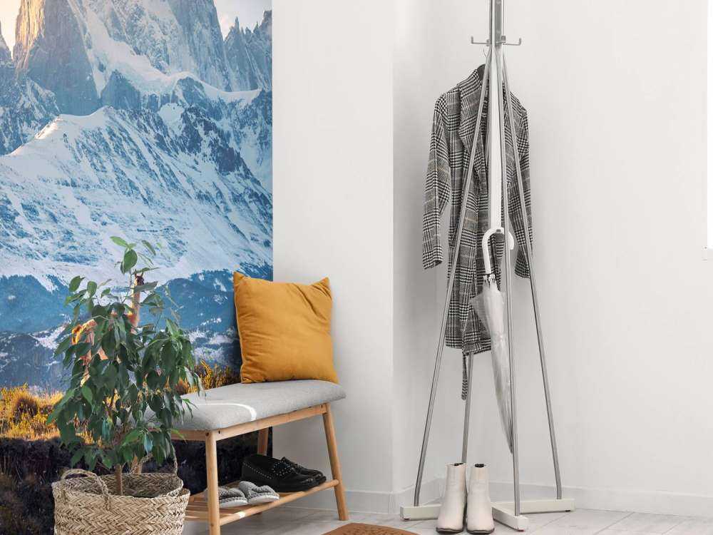 Guanaco bij besneeuwde bergtoppen