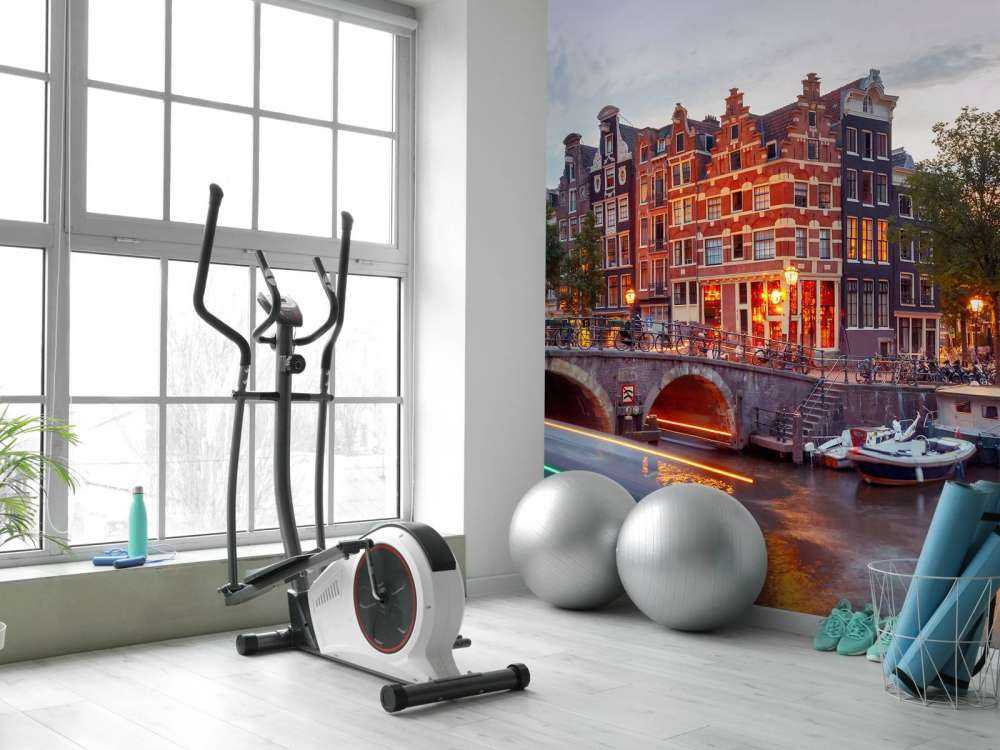 Amsterdamse grachtenpanden met boten op de voorgrond