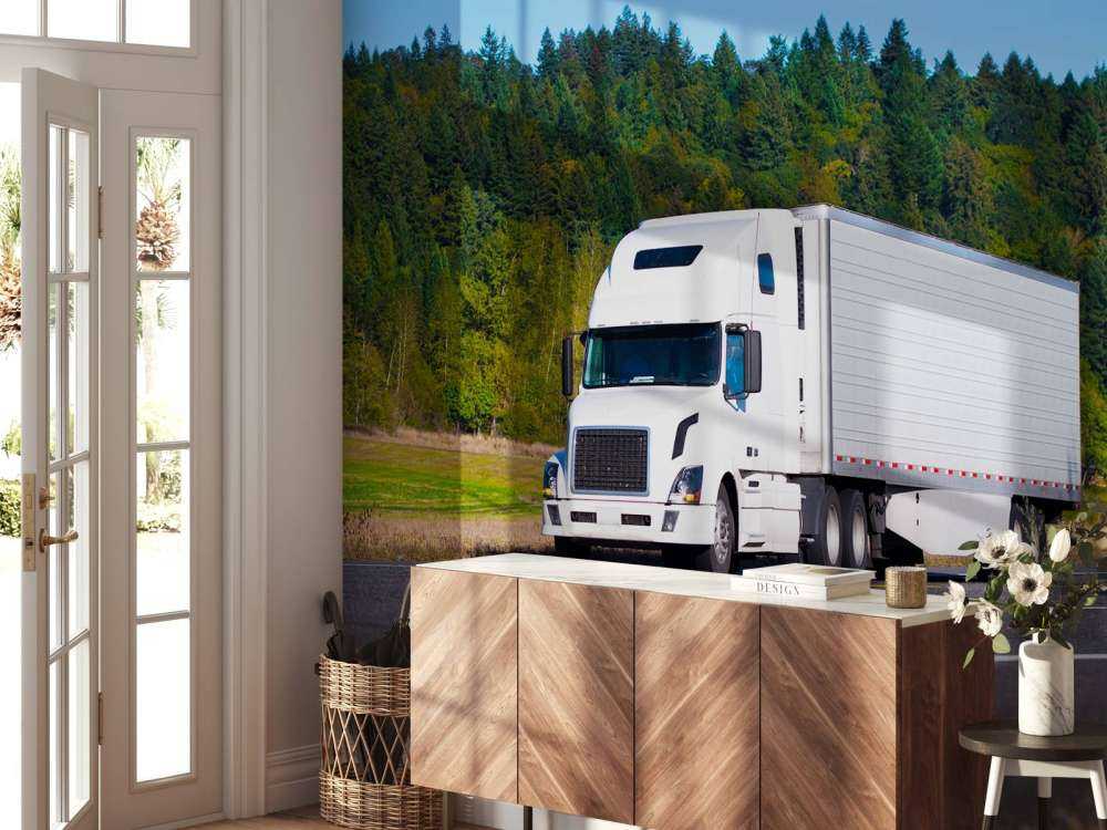 Krachtige witte vrachtwagen in een berglandschap