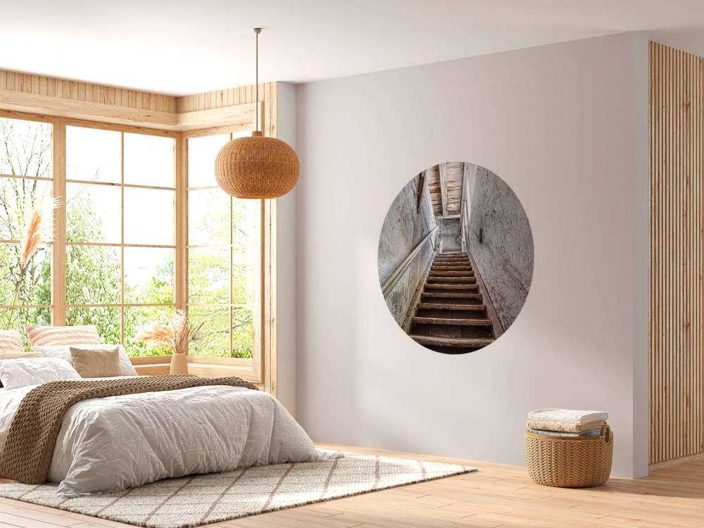 Oude trap in een verlaten huis