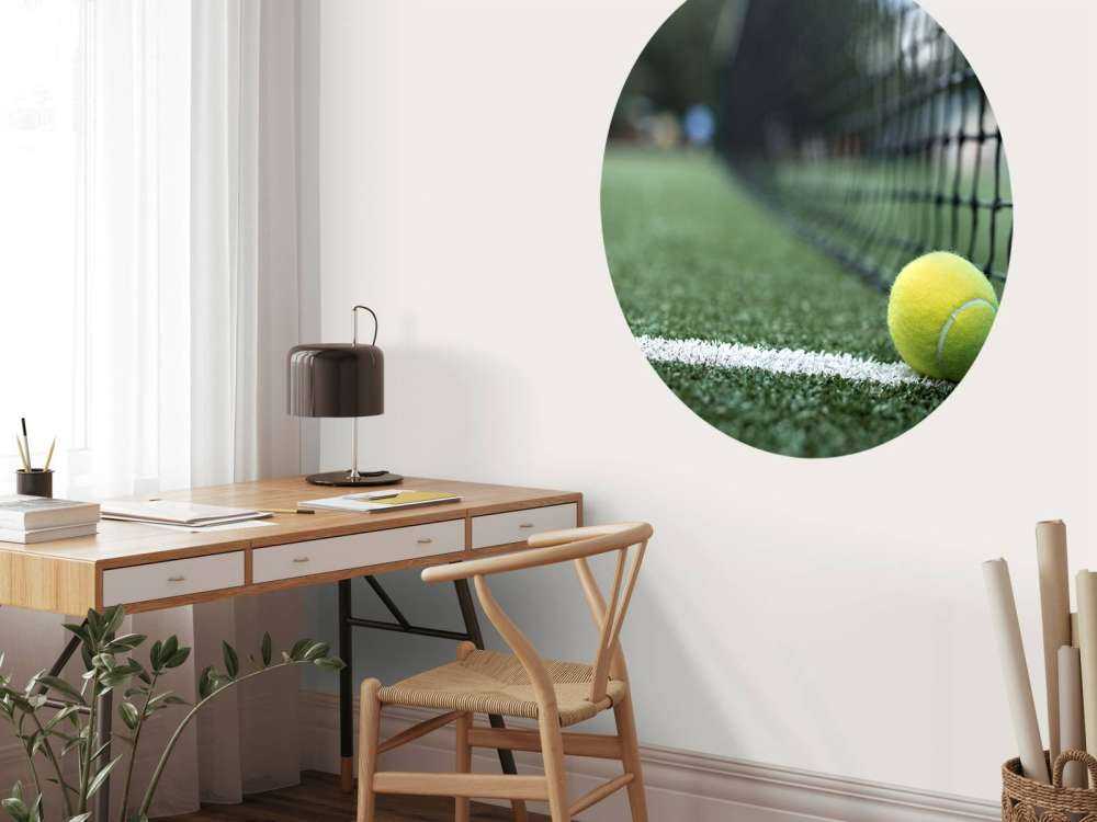 Gele tennisbal tegen het net aan