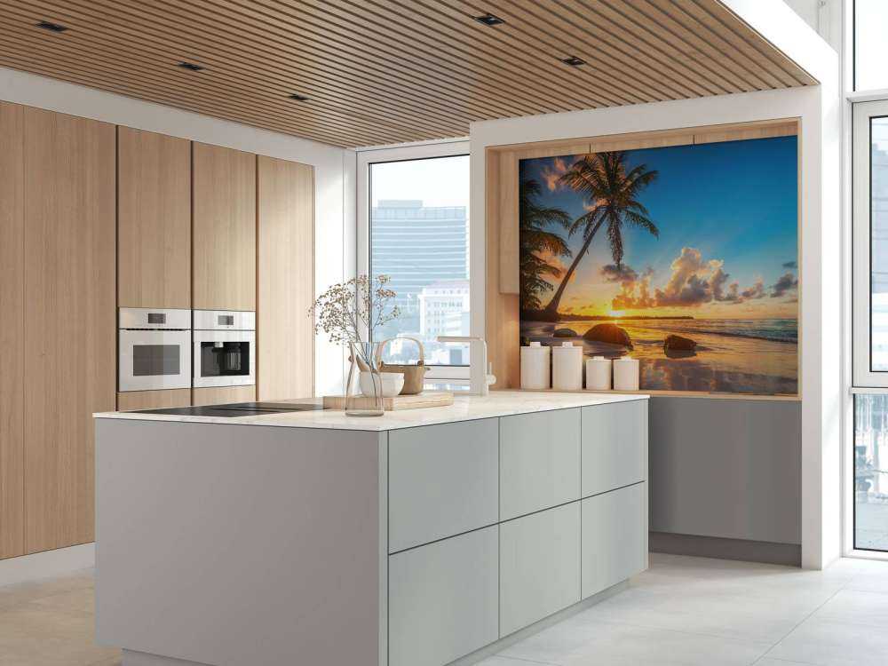 Tropisch strand bij zonsondergang