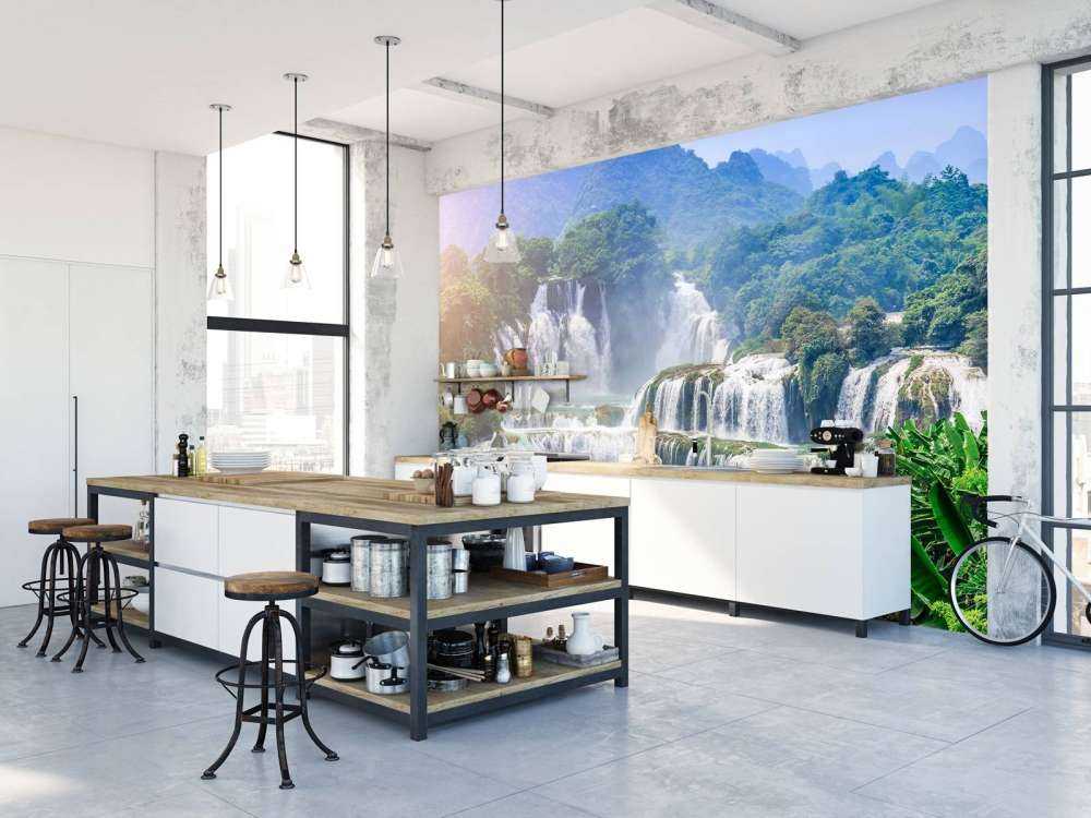 Prachtige waterval in de bergen