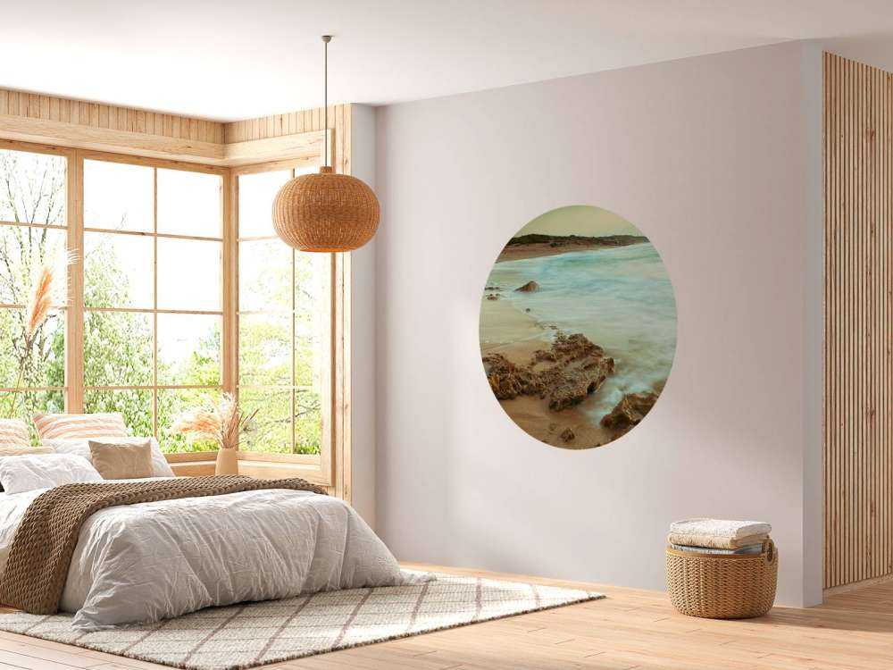 Rustig strand met rotsen