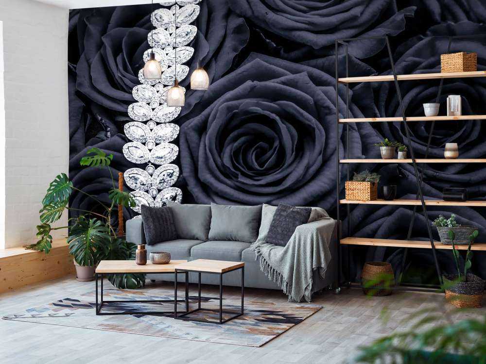 Donkere rozen met een diamanten ketting erop