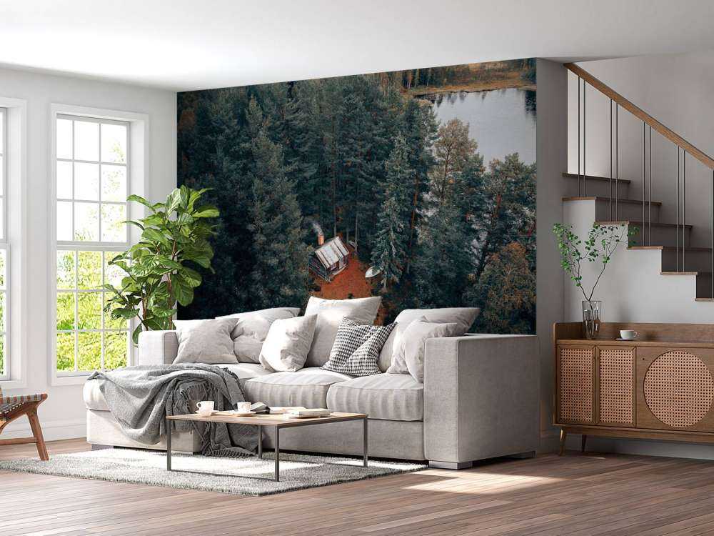 Hut omgeven door bos en meren