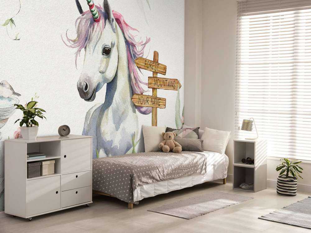 Baby eenhoorn met planten