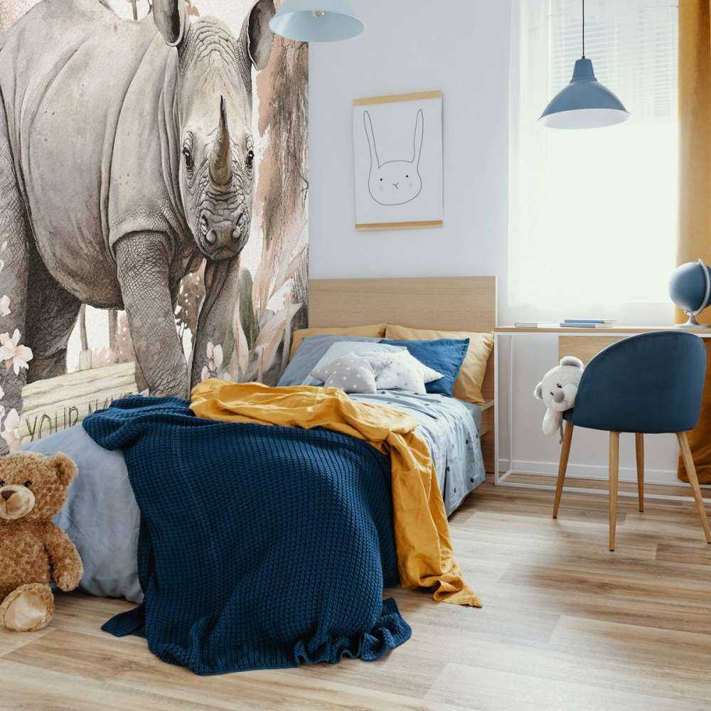 Baby neushoorn op de savanne taupe