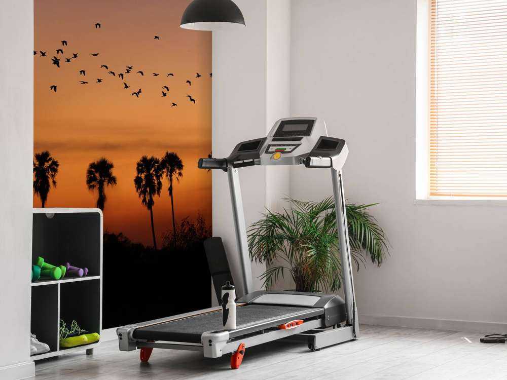 Palmbomen met groep vogels