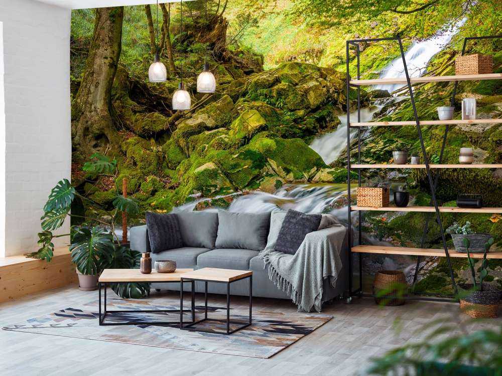 Waterval midden in het bos