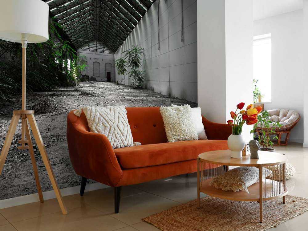 Industriële hal met planten