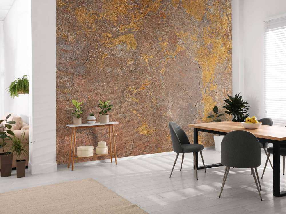 Oude muur met gele stuc