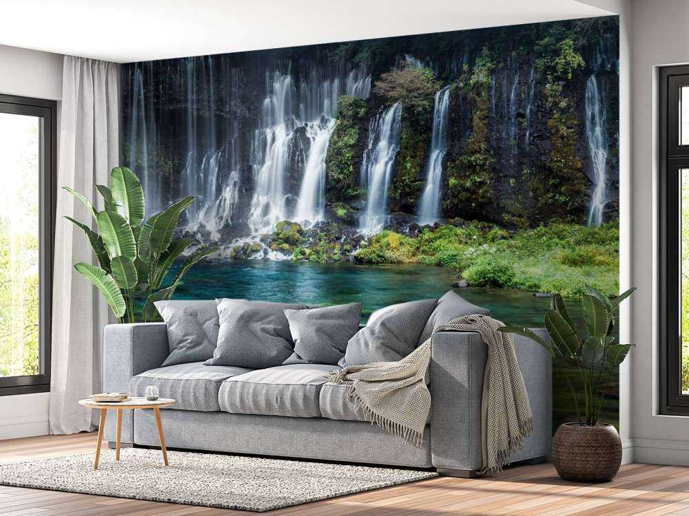 Watervalpanorama met turkoois blauw water