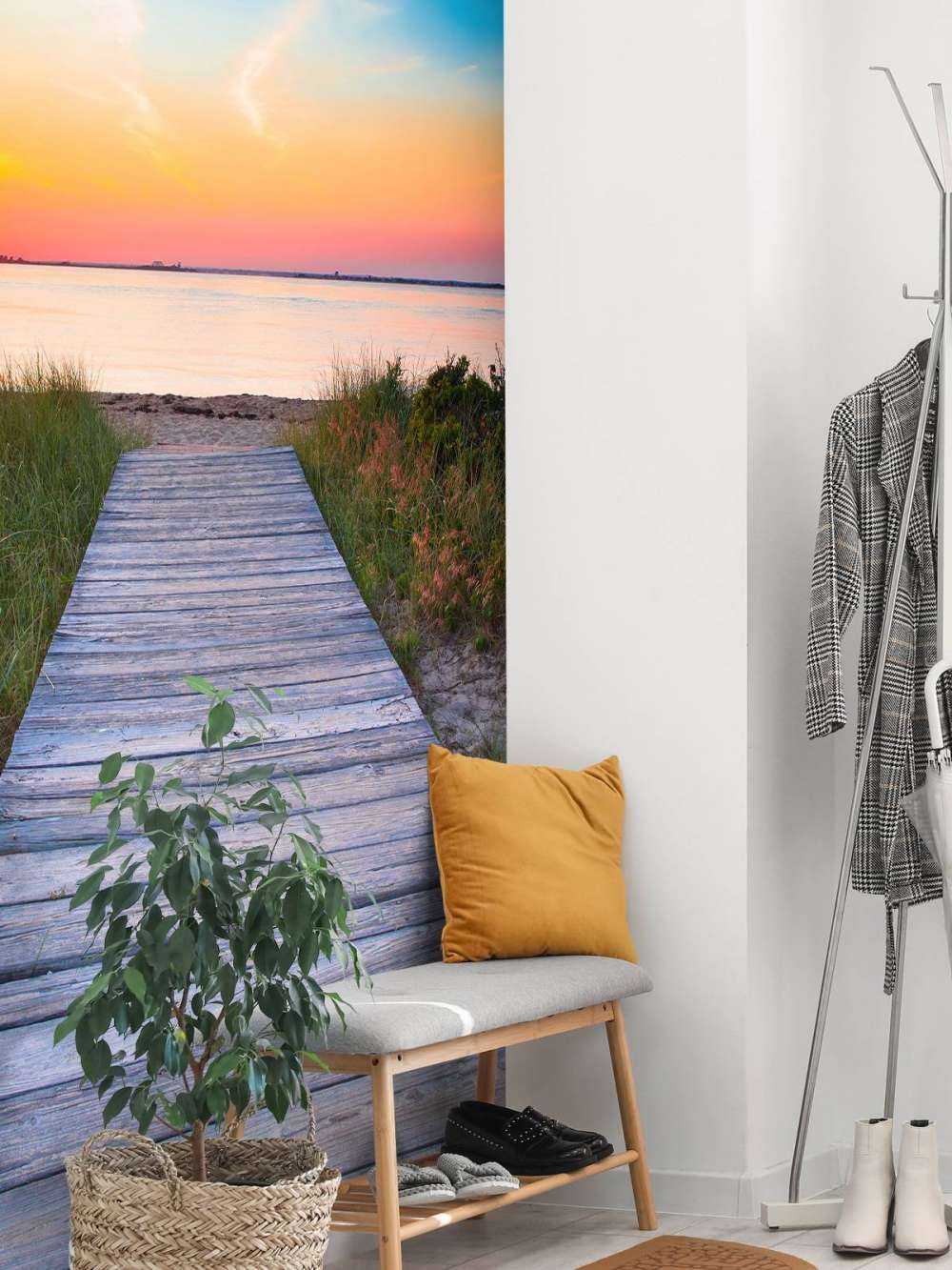Strand en houten weg