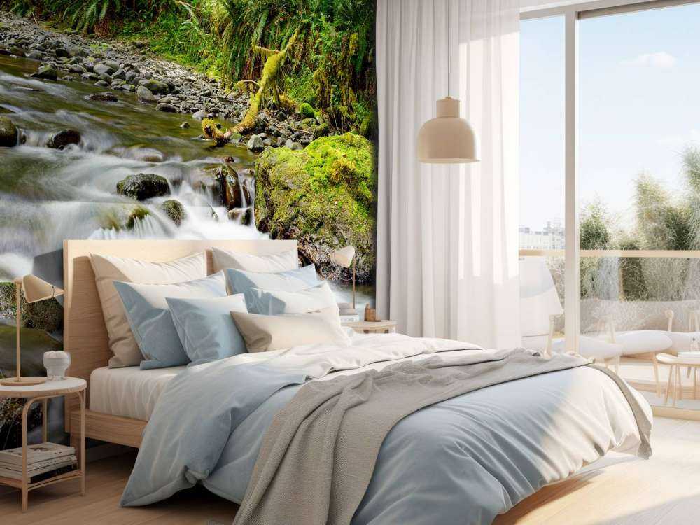 Groen rotsblok met riviertje