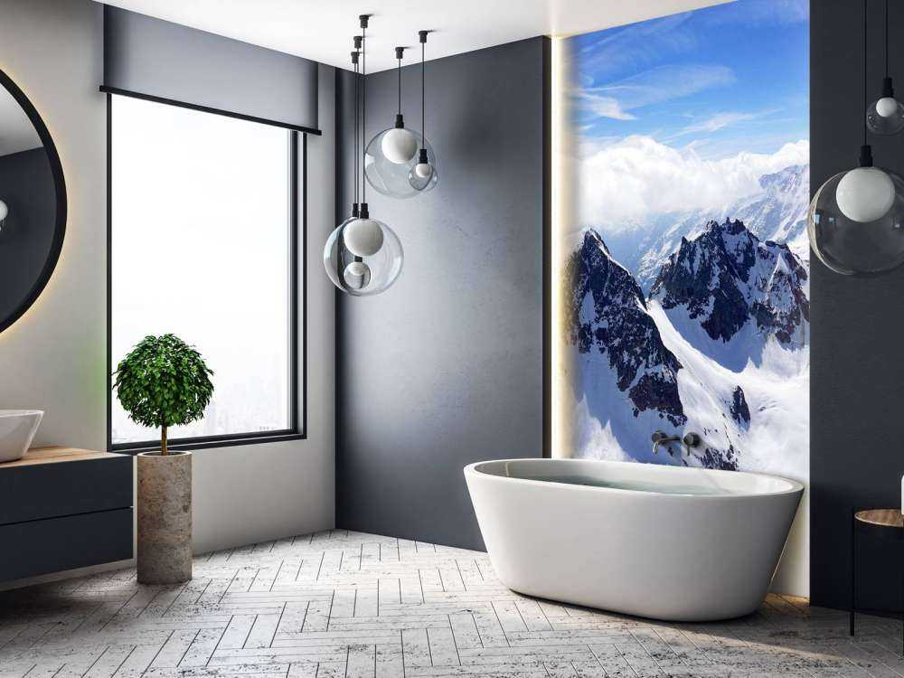 Ingesneeuwde bergen op een heldere dag