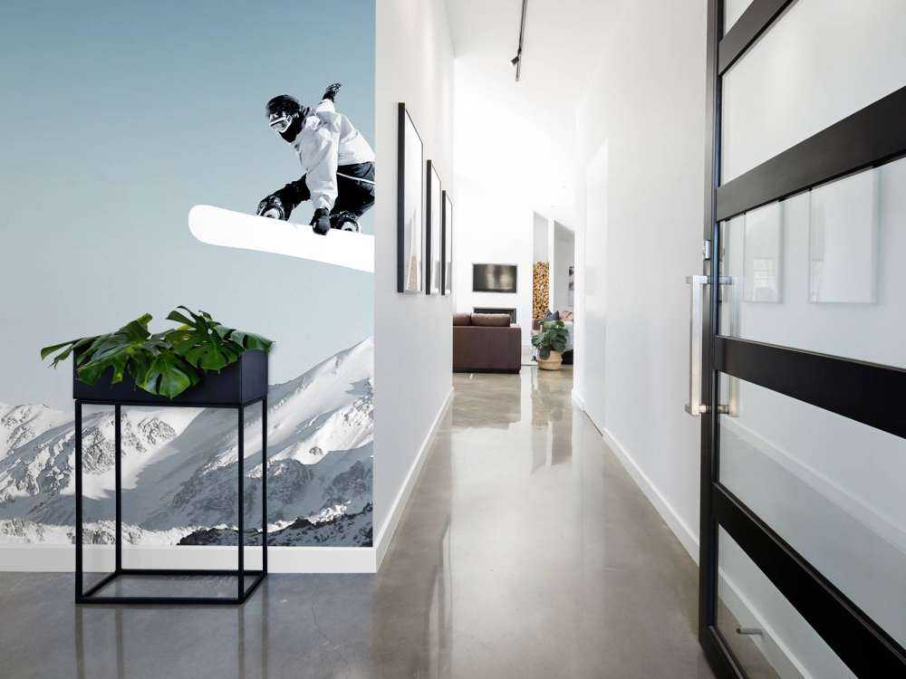 Snowboarder maakt een hoge sprong