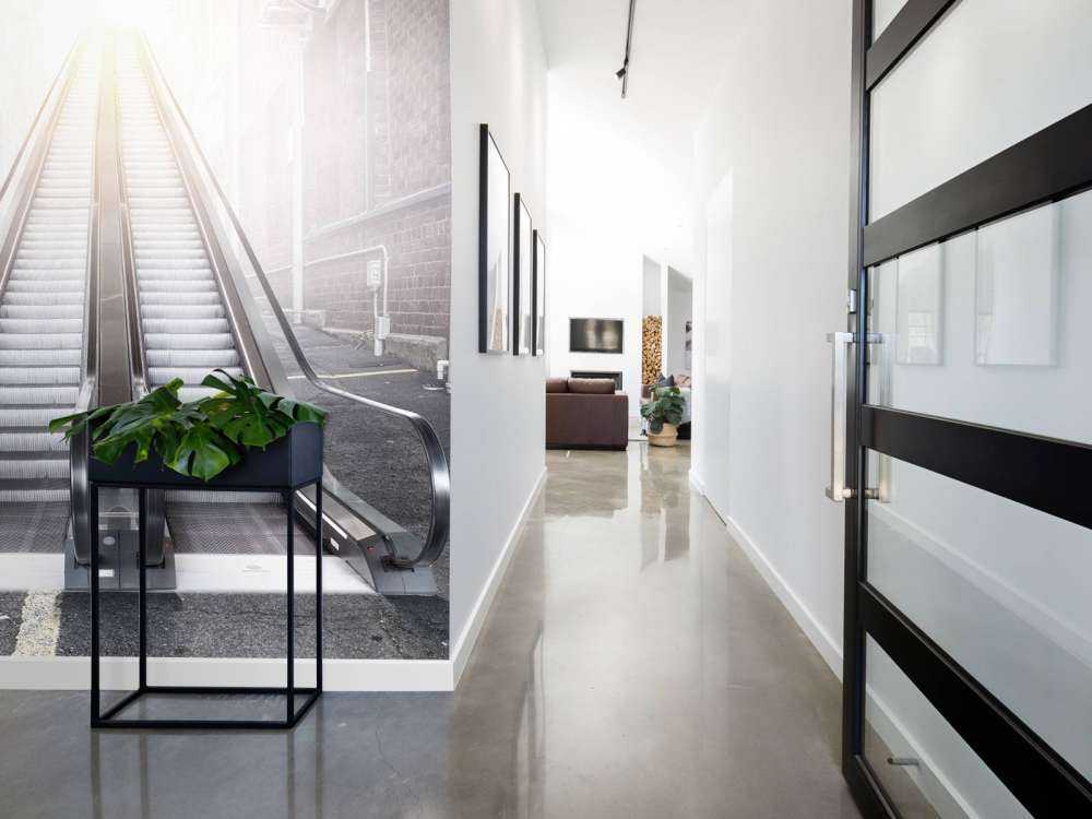 Moderne roltrap in een steegje