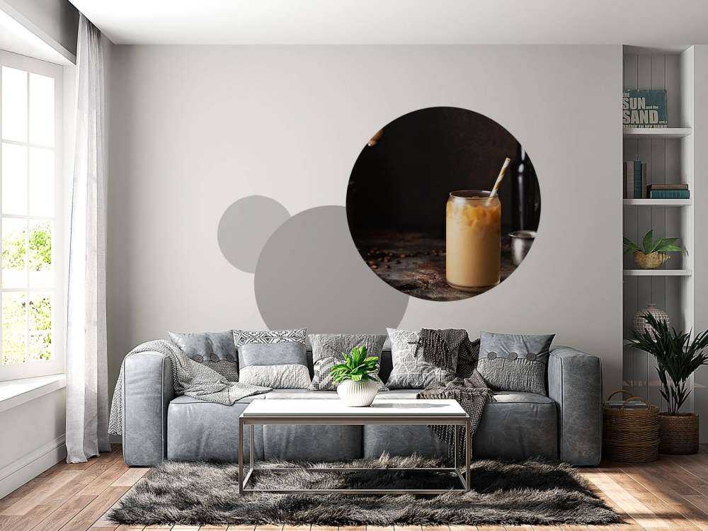 IJskoffie op een tafel vol koffiebonen