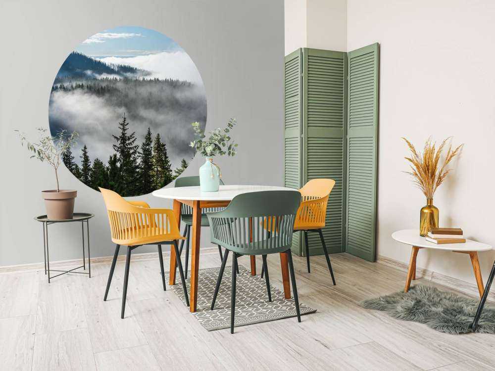 Mistig bos in de bergen