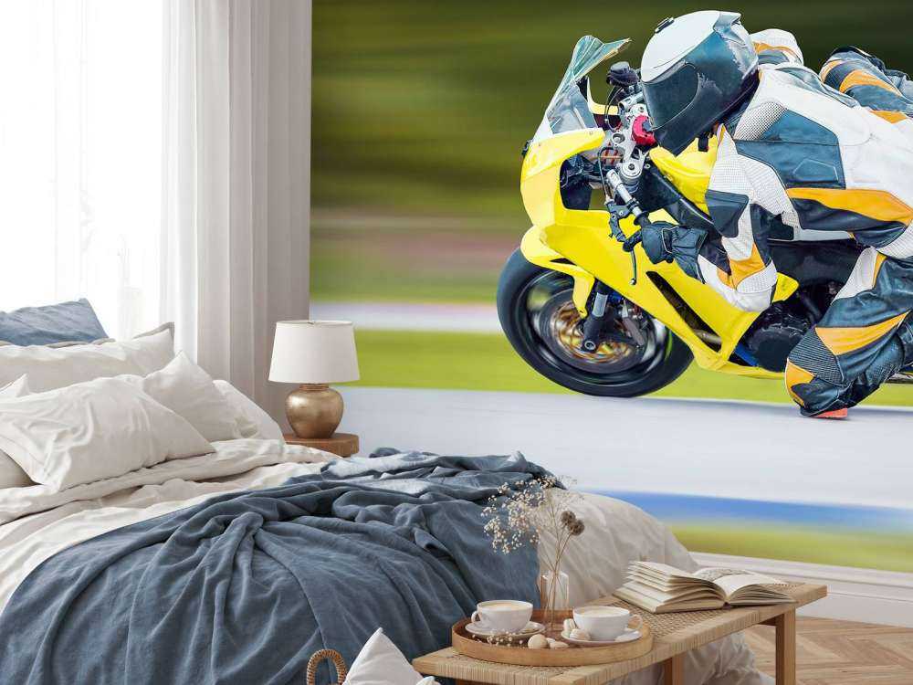 Gele motor maakt een scherpe bocht