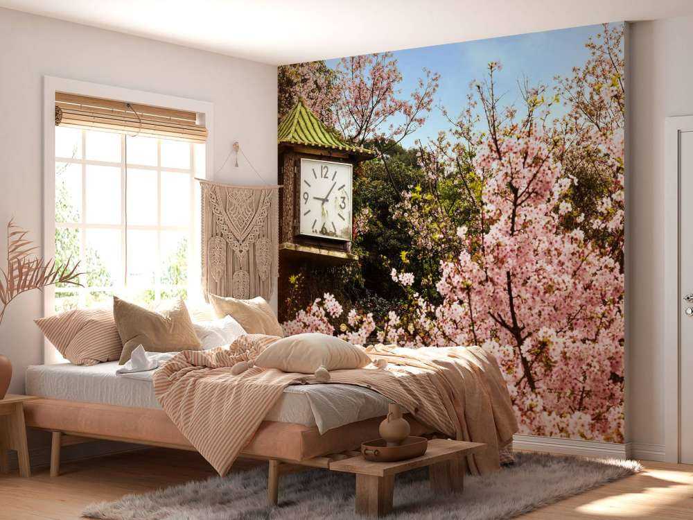 Bloesem met Klok op achtergrond