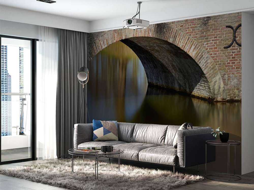 Oude boogbrug naar kasteel