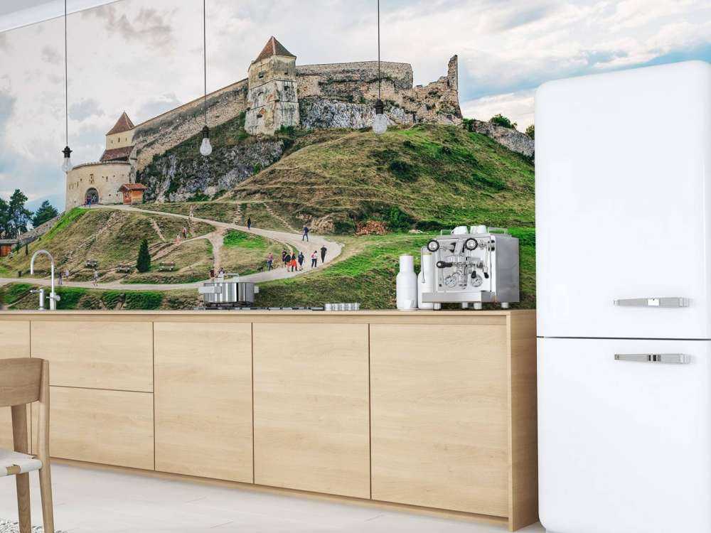 Cetatea Râșnov op een bewolkte dag