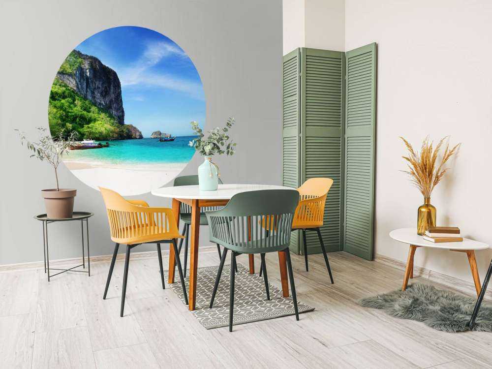 Strand op het Poda eiland in Thailand