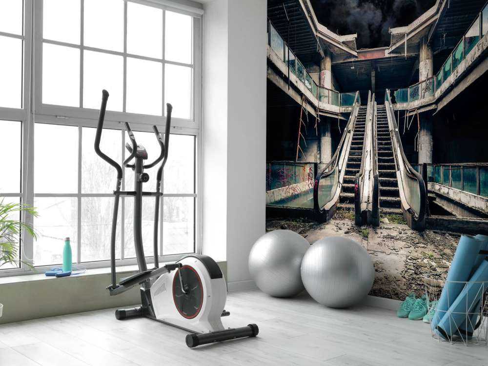 Verlaten gebouw met roltrappen bij volle maan