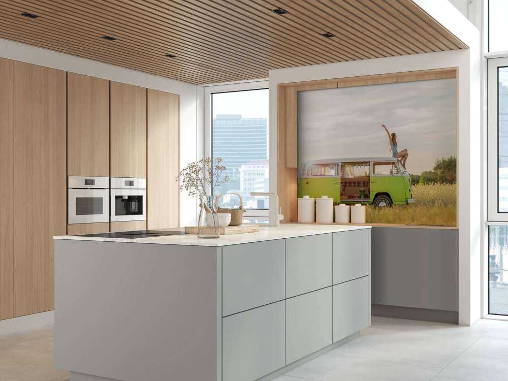 Een jonge vrouw geniet van haar rondreis