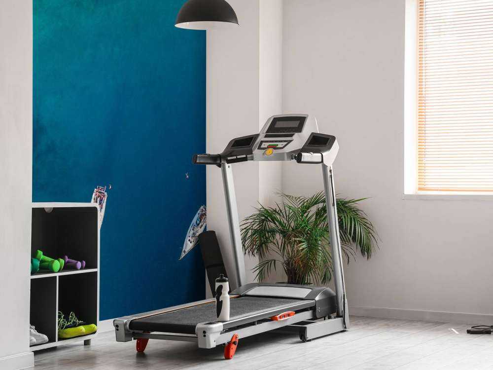 Droneshot van vier verankerde zeilboten