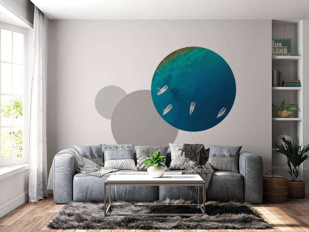 Droneshot van vier verankerde zeilboten