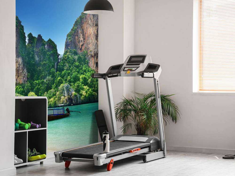 Strand met grote rotsen