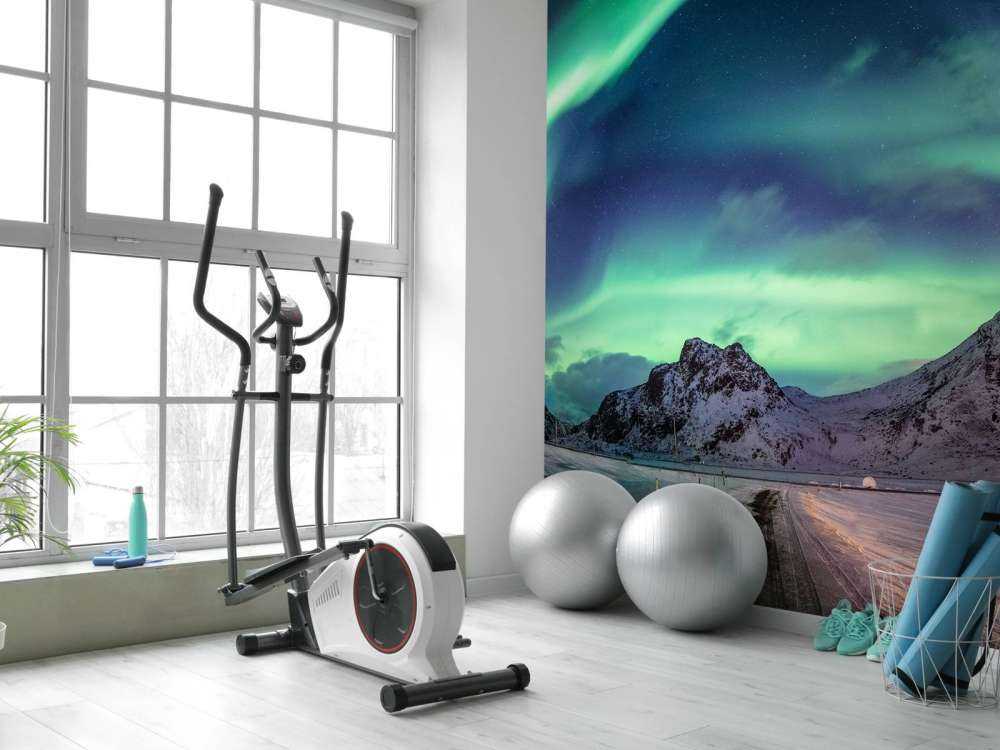 Noorderlicht boven besneeuwde bergen