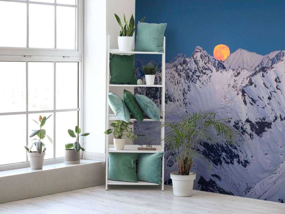 Volle maan boven alpentoppen