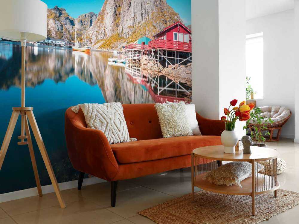 Rode huisjes aan fjordwater