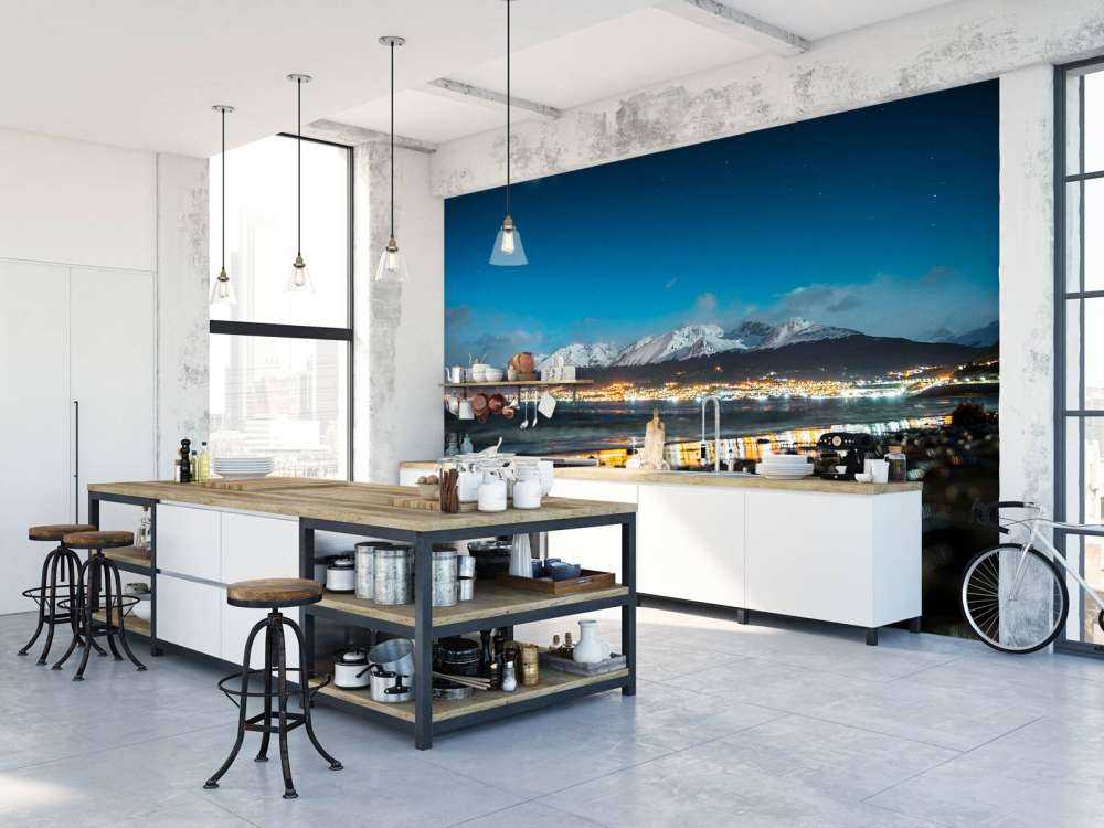 Nachtlicht aan besneeuwde kust