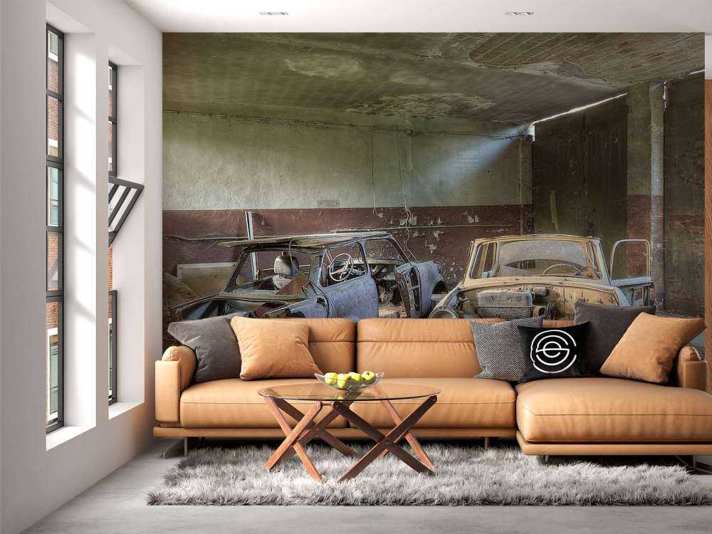 Verlaten garage met wrakken