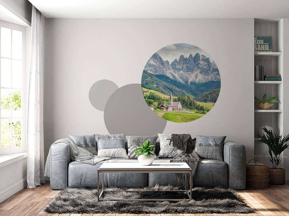 Alpendorp in groene vallei