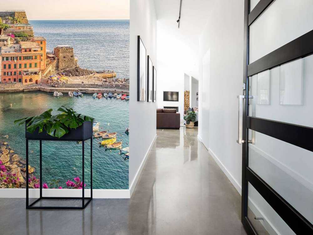 Zomerlicht over kleurrijke havenstad