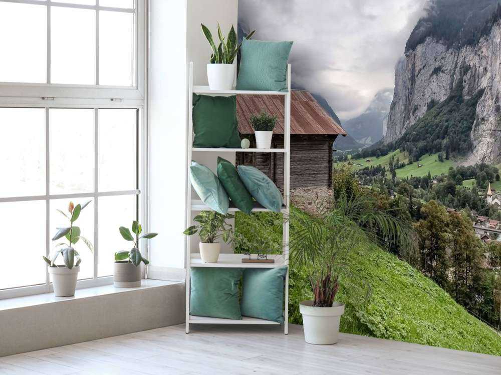 Bergvallei met houten berghut