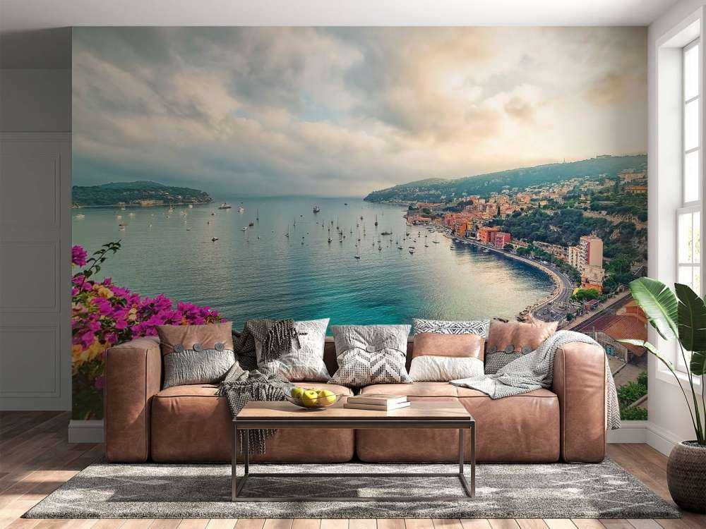 Bloemenkust aan turquoise baai