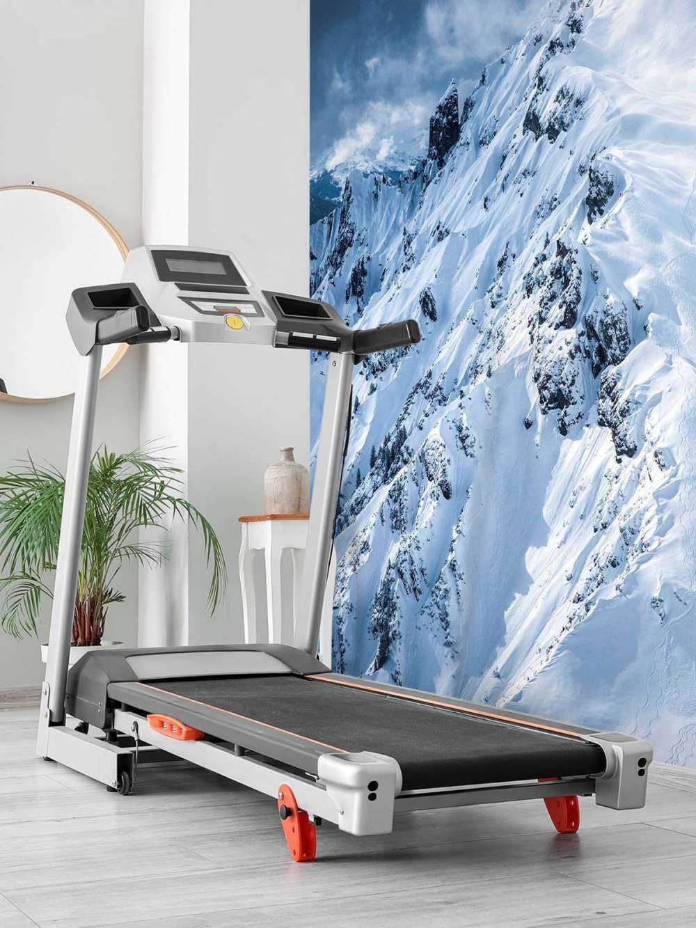 Sneeuwkammen onder stormachtige wolken