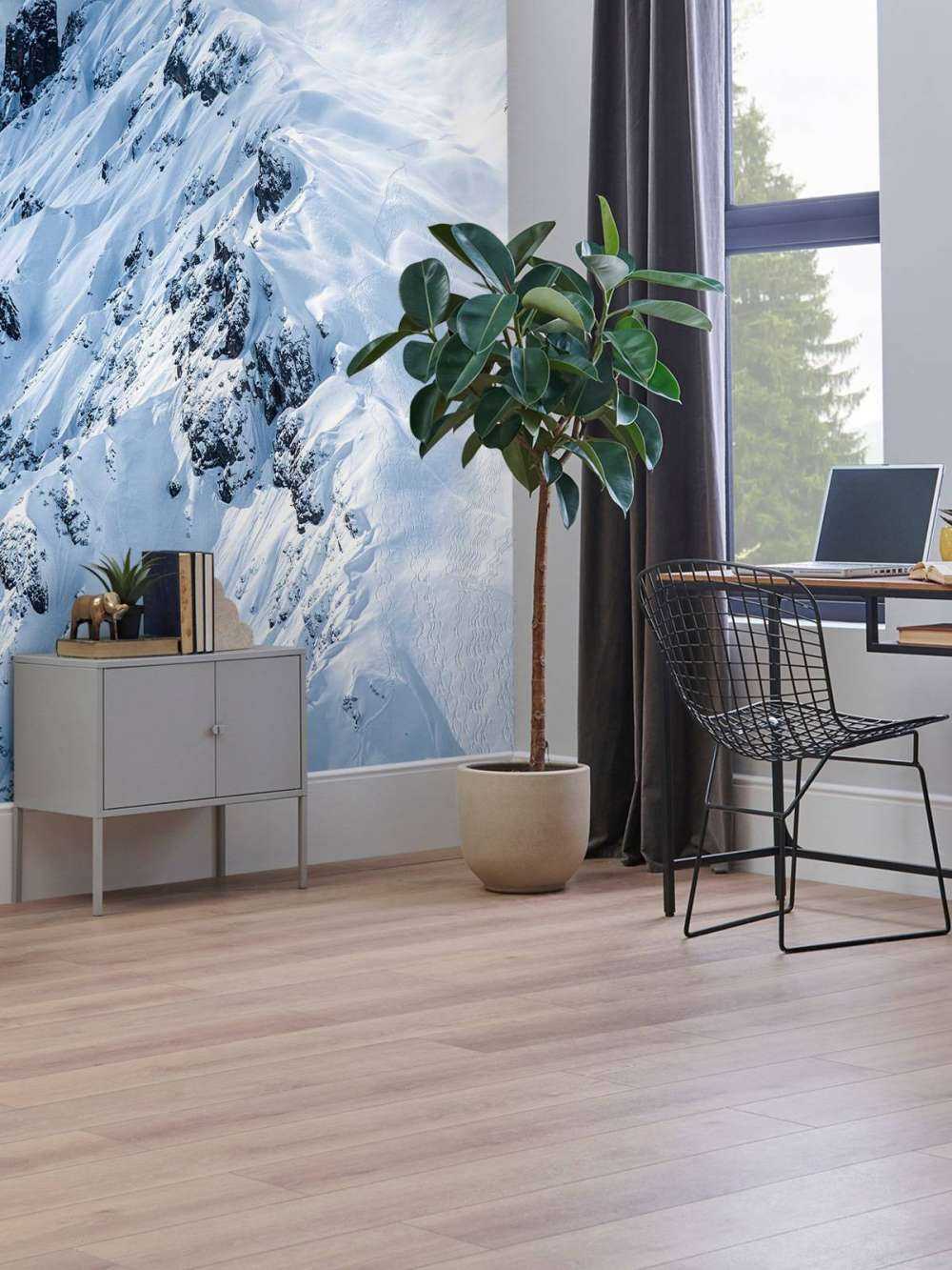 Sneeuwkammen onder stormachtige wolken