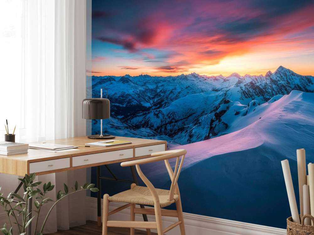 Sneeuwtoppen bij vurige dageraad