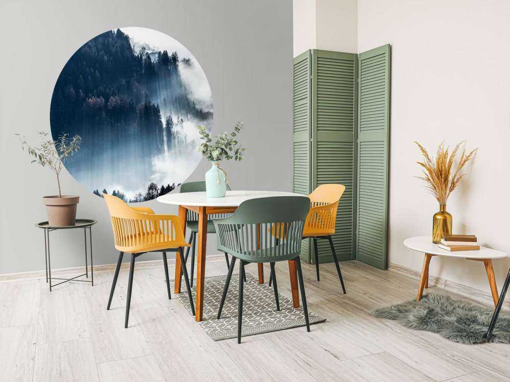 Ochtendlicht in mistig woud