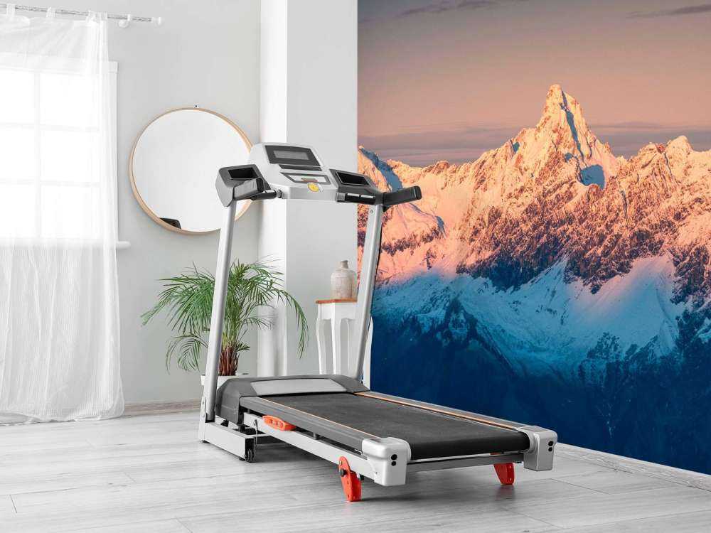 Avondlicht over besneeuwde bergtoppen