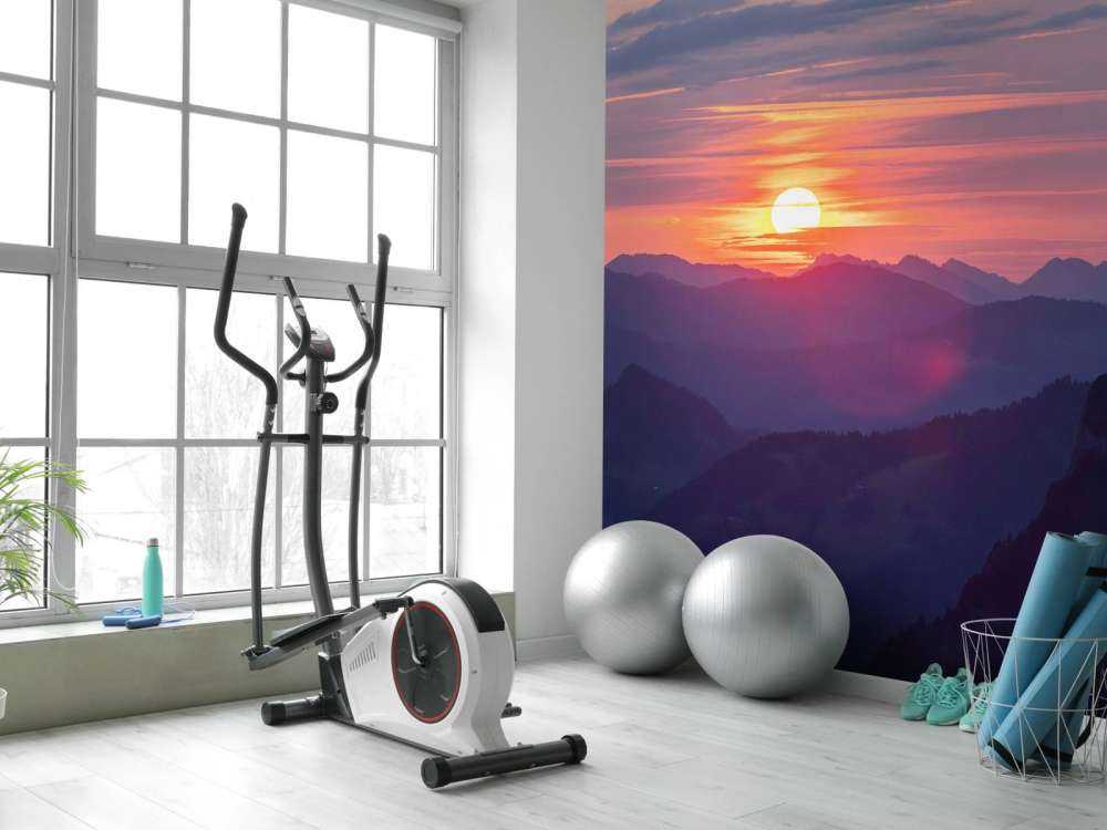 Zonsondergang boven paarse berglagen